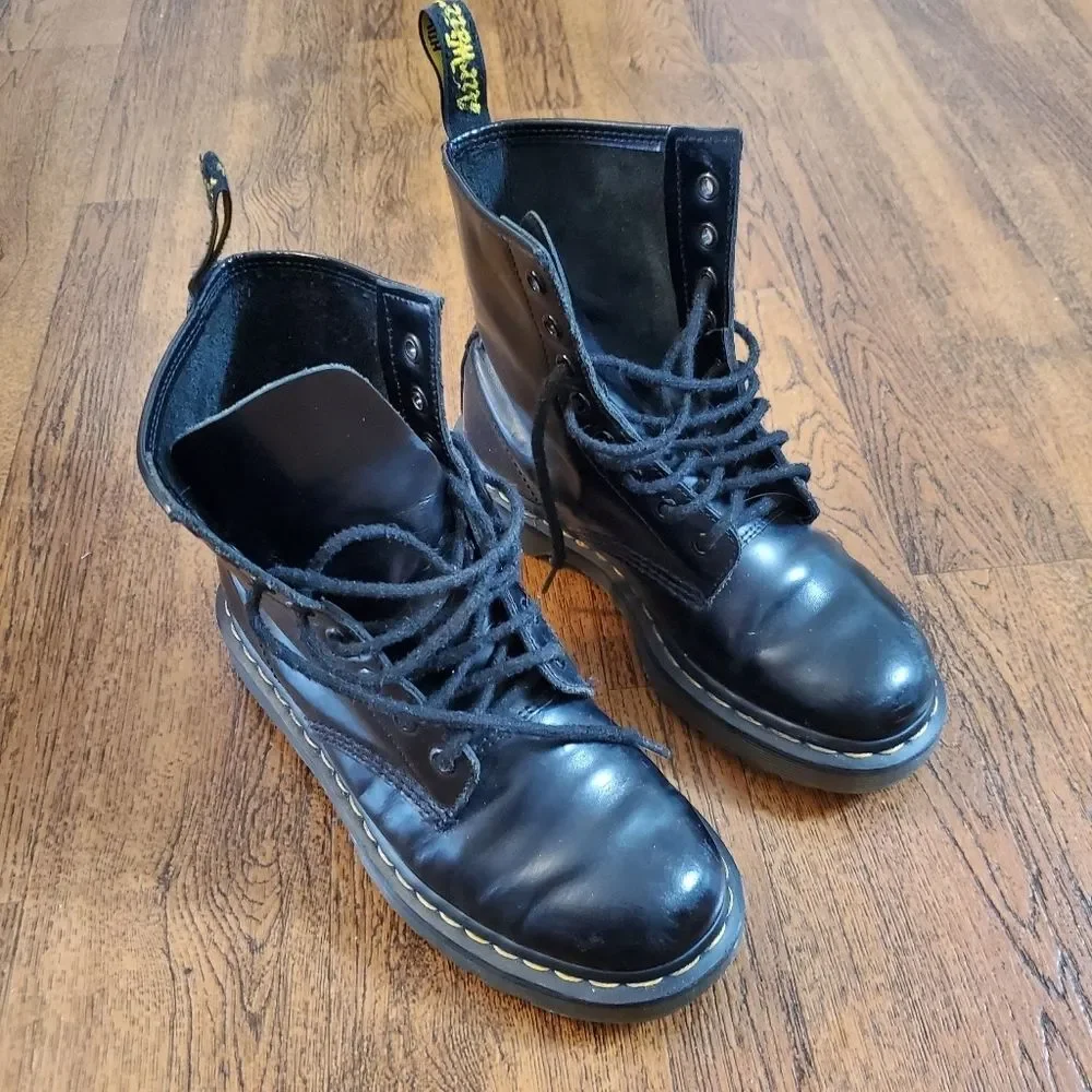 Dr Martens Boots Unisex Sz 5 Men 6 Ladies Black Leather Airwair Cushioned Soles